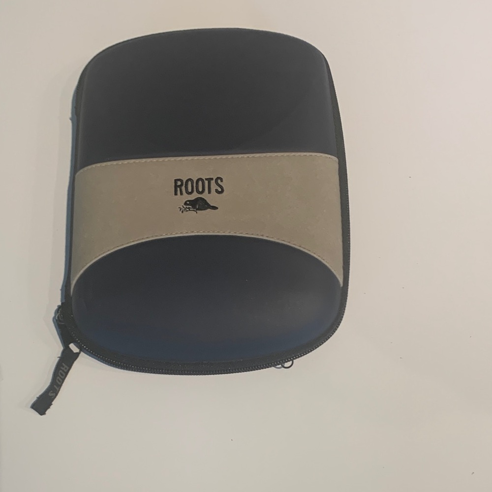 Roots Men's Toiletry Bag in Blue and Beige